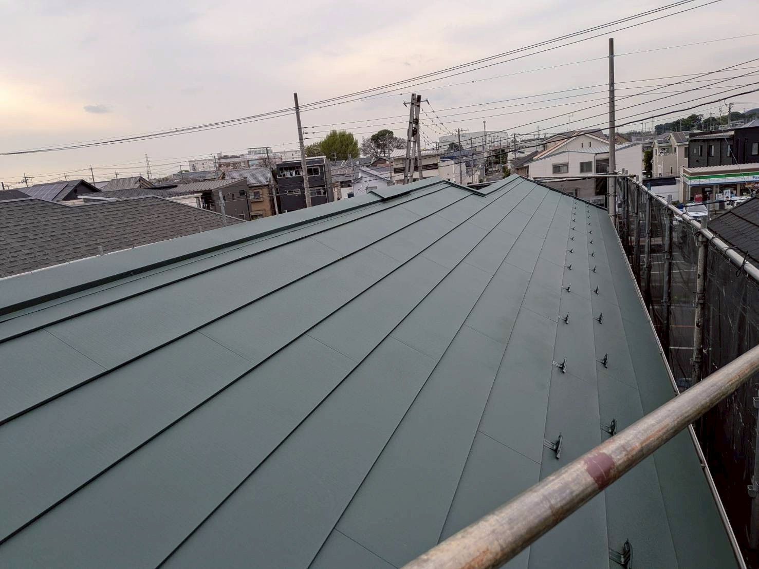 雪止金具がついているグリーンの金属屋根